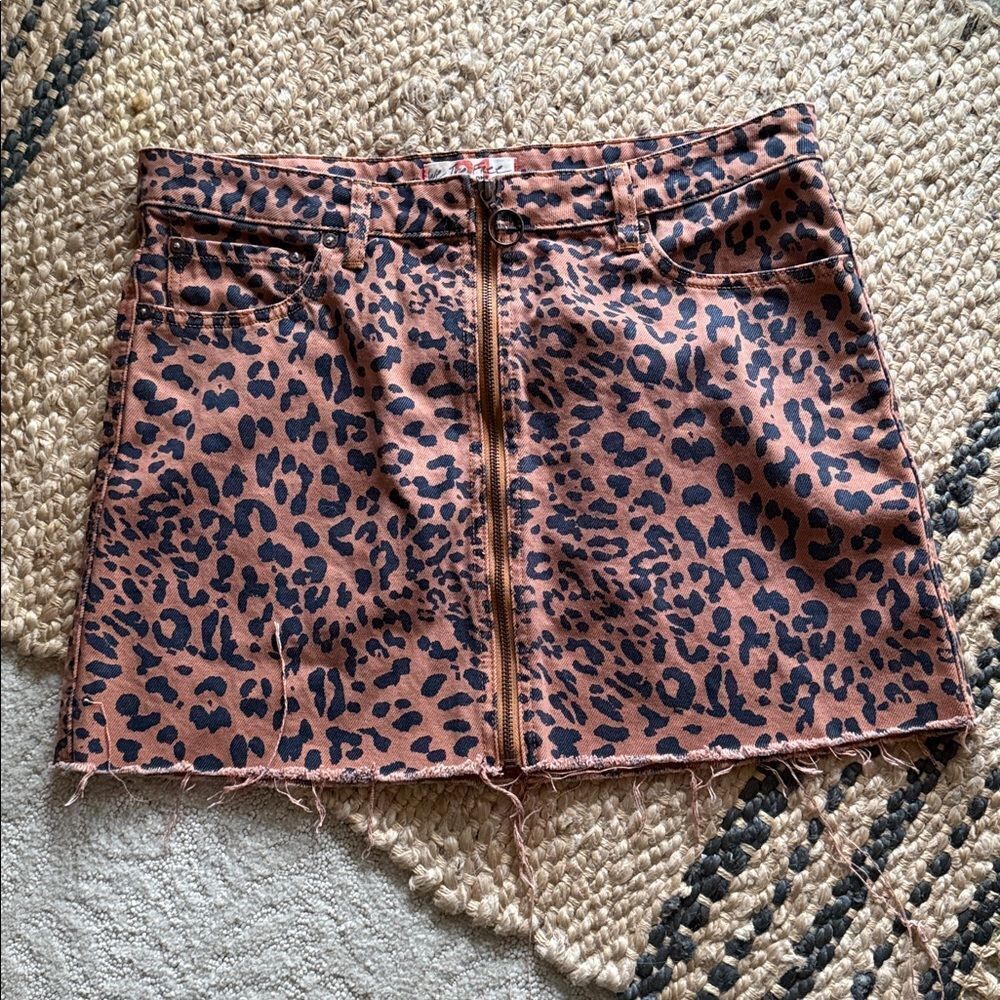 Free People We the Free “Zip It Up” Leopard Print Denim Mini Skirt, size 31 NWOT - Picture 5 of 8